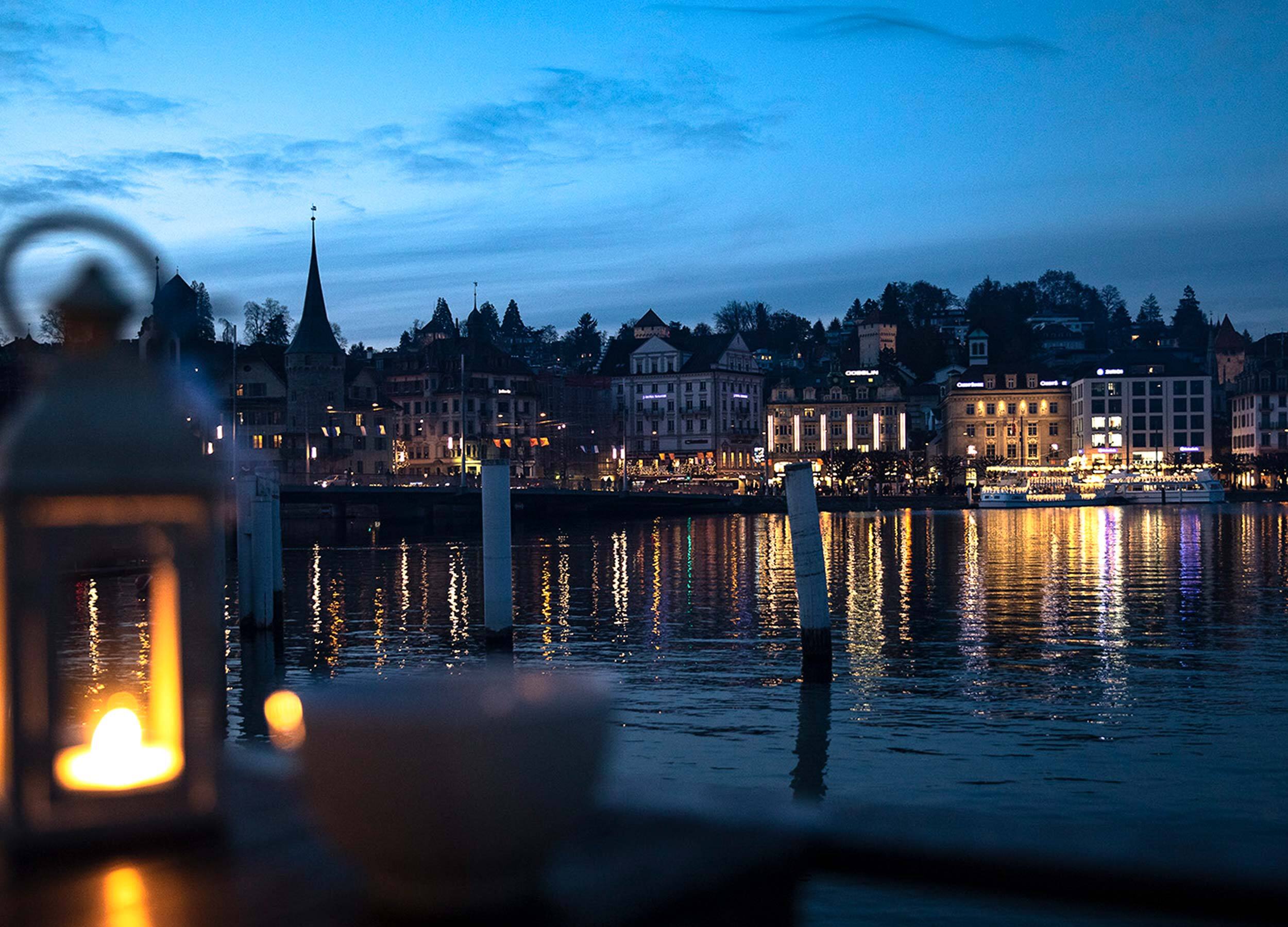 LUZ Seebistro Luzern Aussicht von der See-Terrasse am Abend bei Kerzenlicht